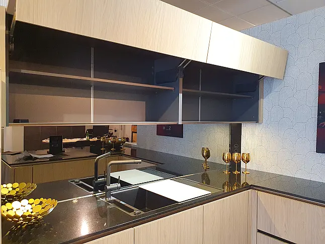 Moderne Designküche mit hochwertigen Fronten in EicheComo NB