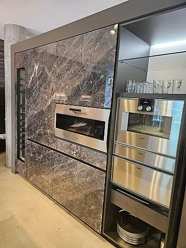 Hochschrankzeile Glas Marmor-Optik mit Luxus Gaggenau-Geräten