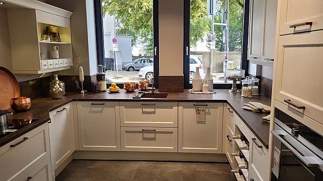 Landhausküche mit Keramik Arbeitsplatten sowie hochwertigen Elektrogeräten von BORA, Miele &amp; Siemens
