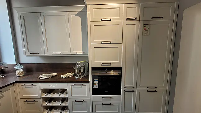 Landhausküche mit Keramik Arbeitsplatten sowie hochwertigen Elektrogeräten von BORA, Miele &amp; Siemens