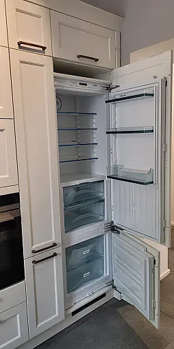 Landhausküche mit Keramik Arbeitsplatten sowie hochwertigen Elektrogeräten von BORA, Miele &amp; Siemens