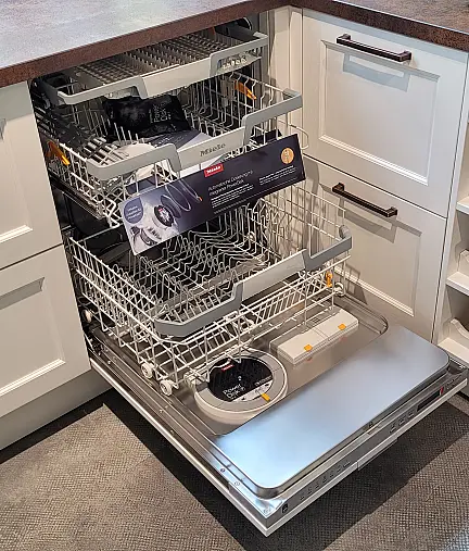 Landhausküche mit Keramik Arbeitsplatten sowie hochwertigen Elektrogeräten von BORA, Miele &amp; Siemens