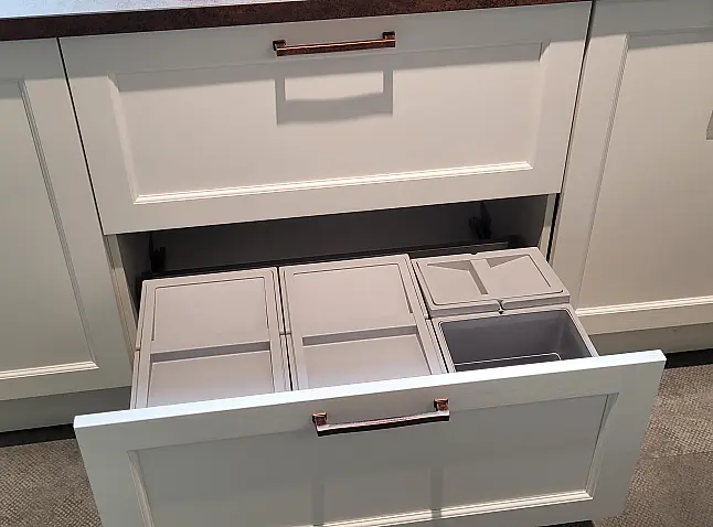 Landhausküche mit Keramik Arbeitsplatten sowie hochwertigen Elektrogeräten von BORA, Miele &amp; Siemens