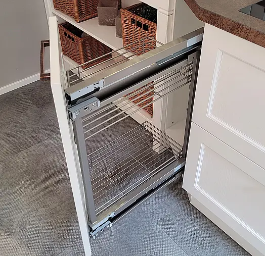 Landhausküche mit Keramik Arbeitsplatten sowie hochwertigen Elektrogeräten von BORA, Miele &amp; Siemens