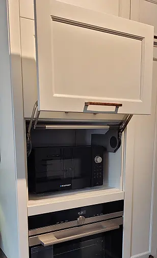 Landhausküche mit Keramik Arbeitsplatten sowie hochwertigen Elektrogeräten von BORA, Miele &amp; Siemens