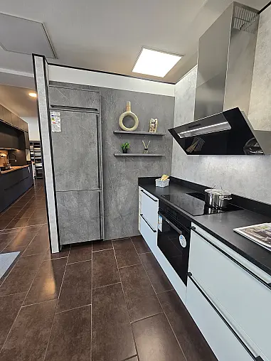 Moderne Hochglanzlack- Küche kristallweiß