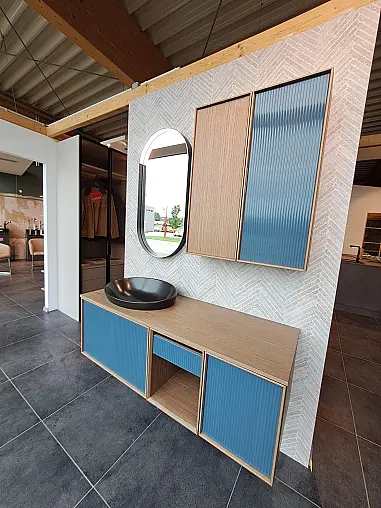 Badmöbel in Holzfurnier Noce Canaletto und Glas Plissé Azzurrette