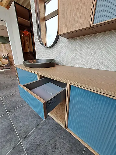 Badmöbel in Holzfurnier Noce Canaletto und Glas Plissé Azzurrette