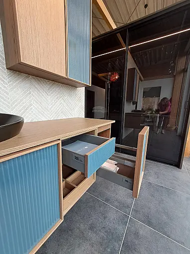 Badmöbel in Holzfurnier Noce Canaletto und Glas Plissé Azzurrette
