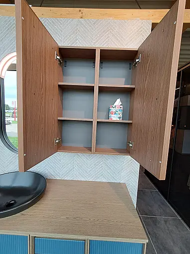 Badmöbel in Holzfurnier Noce Canaletto und Glas Plissé Azzurrette