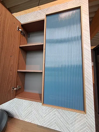 Badmöbel in Holzfurnier Noce Canaletto und Glas Plissé Azzurrette