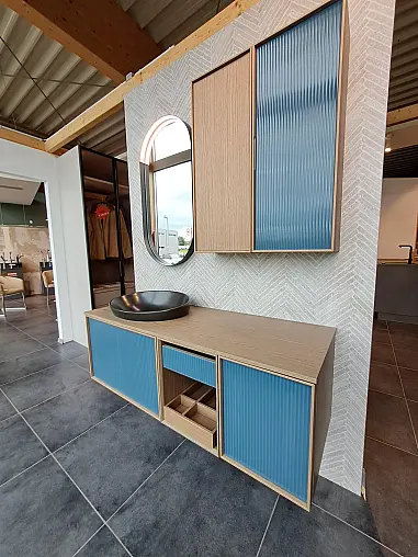 Badmöbel in Holzfurnier Noce Canaletto und Glas Plissé Azzurrette