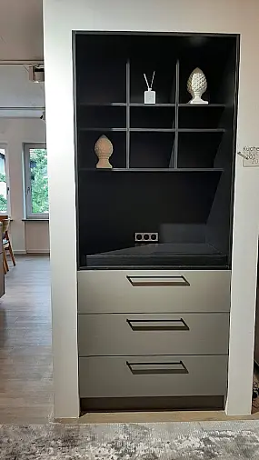 Eindrucksvolle Küche mit Theke und passenden Zusatzmöbeln