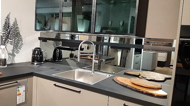 Eindrucksvolle Küche mit Theke und passenden Zusatzmöbeln