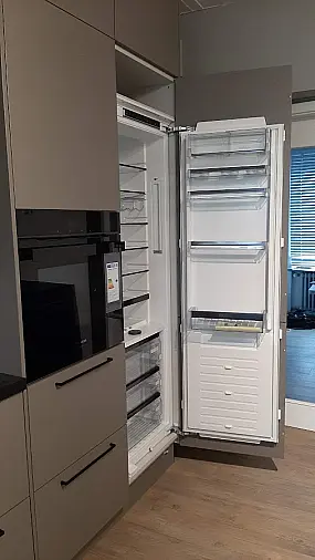 Eindrucksvolle Küche mit Theke und passenden Zusatzmöbeln