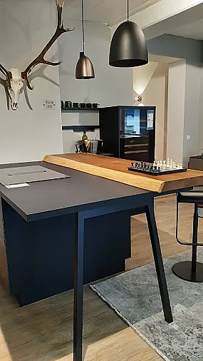 Eindrucksvolle Küche mit Theke und passenden Zusatzmöbeln