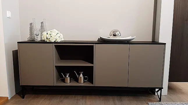 Eindrucksvolle Küche mit Theke und passenden Zusatzmöbeln