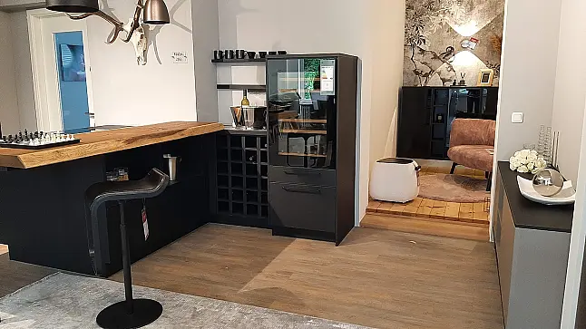 Eindrucksvolle Küche mit Theke und passenden Zusatzmöbeln