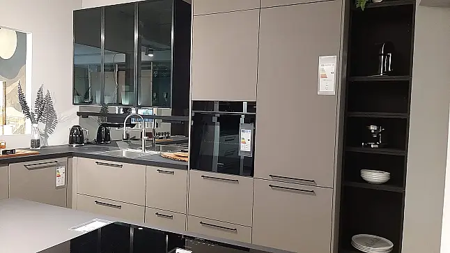 Eindrucksvolle Küche mit Theke und passenden Zusatzmöbeln