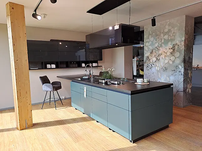 Exklusive Designküche mit charakterstarker Materialkomposition