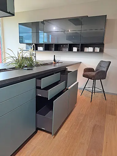 Exklusive Designküche mit charakterstarker Materialkomposition