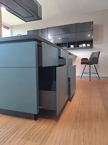 Exklusive Designküche mit charakterstarker Materialkomposition