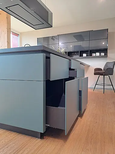 Exklusive Designküche mit charakterstarker Materialkomposition