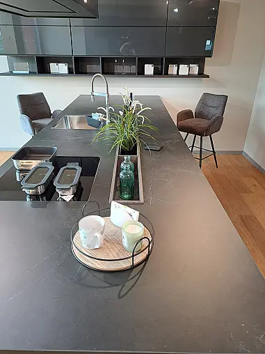 Exklusive Designküche mit charakterstarker Materialkomposition