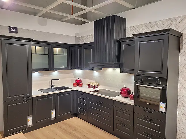 Moderne Landhaus-Küche in Schwarz