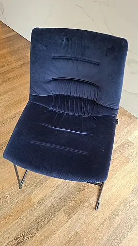 mit schwarzem Gestell