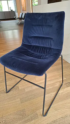 mit schwarzem Gestell