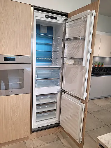 moderne Grifflosküche mit Highendgeräten