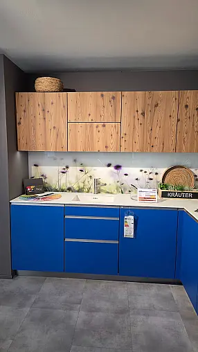 Moderne L-Küche in kombination aus  Holz und Farbe