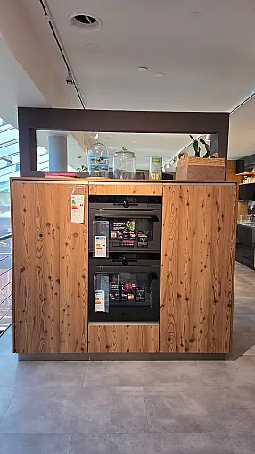 Moderne L-Küche in kombination aus  Holz und Farbe