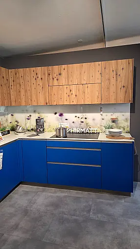 Moderne L-Küche in kombination aus  Holz und Farbe