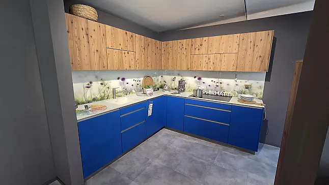 Moderne L-Küche in kombination aus  Holz und Farbe