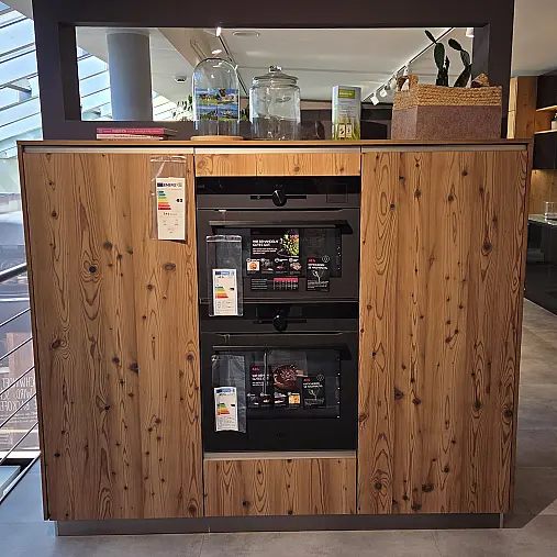 Moderne L-Küche in kombination aus  Holz und Farbe