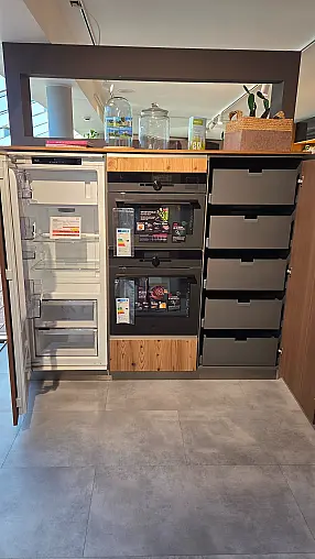 Moderne L-Küche in kombination aus  Holz und Farbe