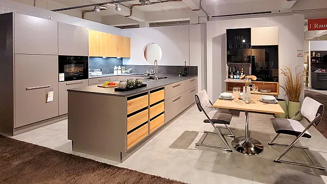 Perlmut U-Küche mit Massivholz Applikationen