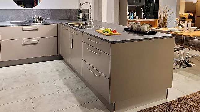 Perlmut U-Küche mit Massivholz Applikationen