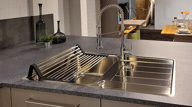 Perlmut U-Küche mit Massivholz Applikationen