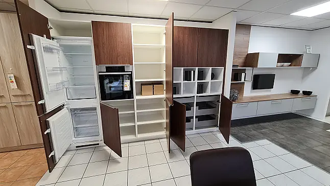 Großzügige Küche mit Hochschrank-Block, Kochinsel und Spülenzeile