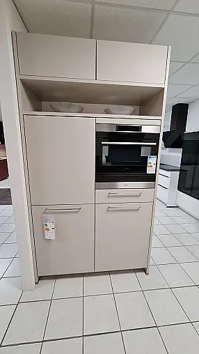 Zeitlose und ergonomische Küche in L-Form und Hochschrankblock