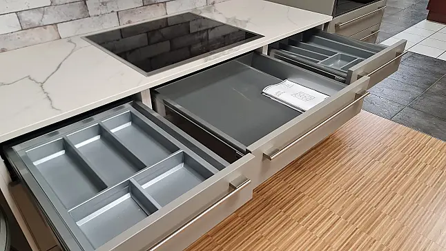 Moderne L-Küche mit Stangengriffen in Taupegrau ultramatt und marmorierter Keramikplatte