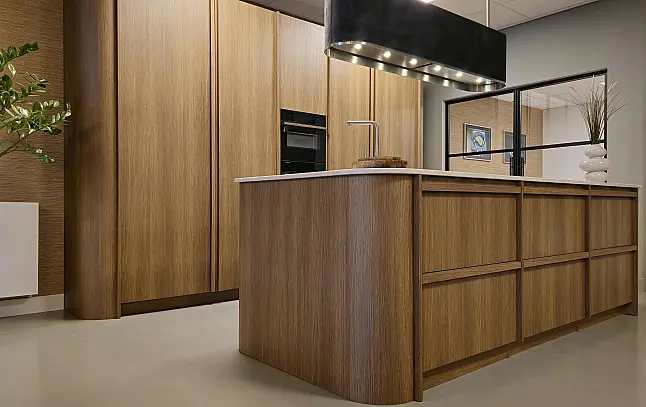 Luxe Japandi keuken met ronde vormen