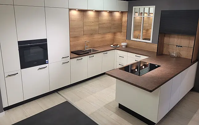moderne U-Küche mit Deckenhohen Schränken