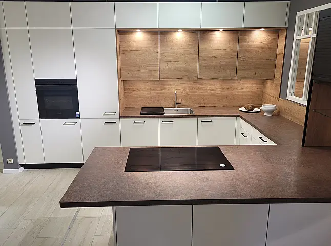 moderne U-Küche mit Deckenhohen Schränken