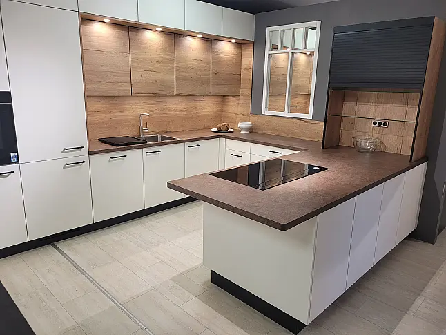 moderne U-Küche mit Deckenhohen Schränken