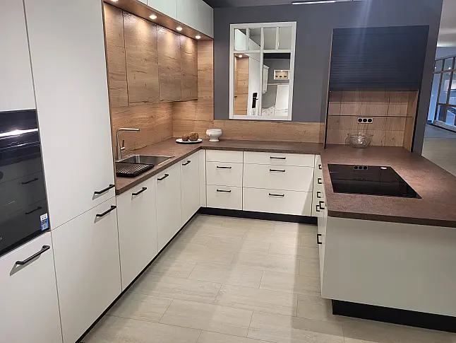 moderne U-Küche mit Deckenhohen Schränken