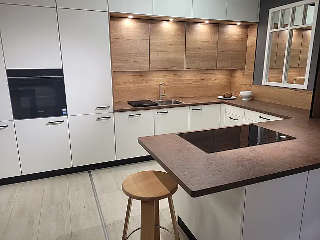 moderne U-Küche mit Deckenhohen Schränken